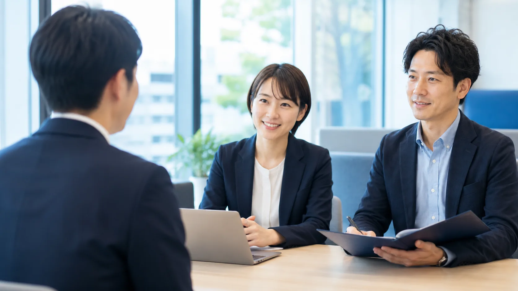面談で対話する応募者と社員