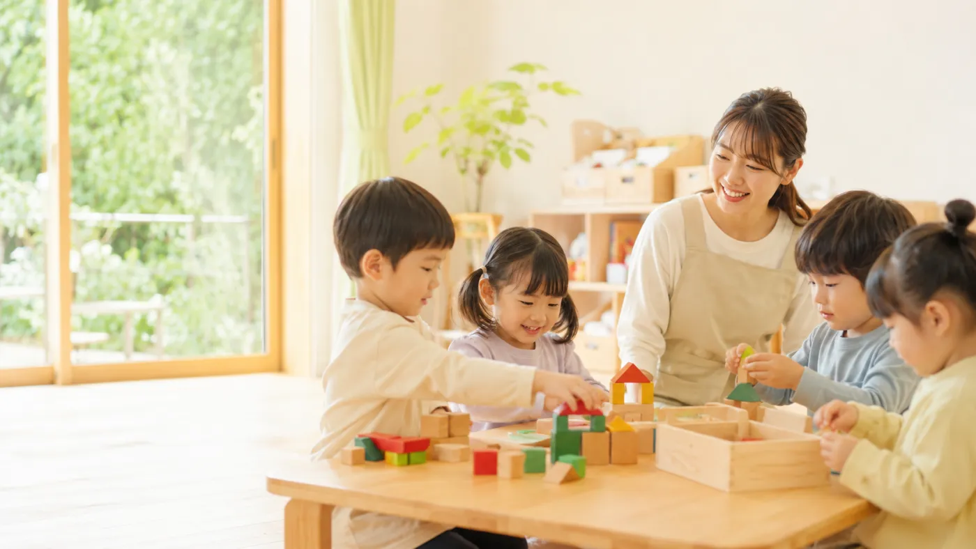 積み木で遊ぶ子どもたちと保育士